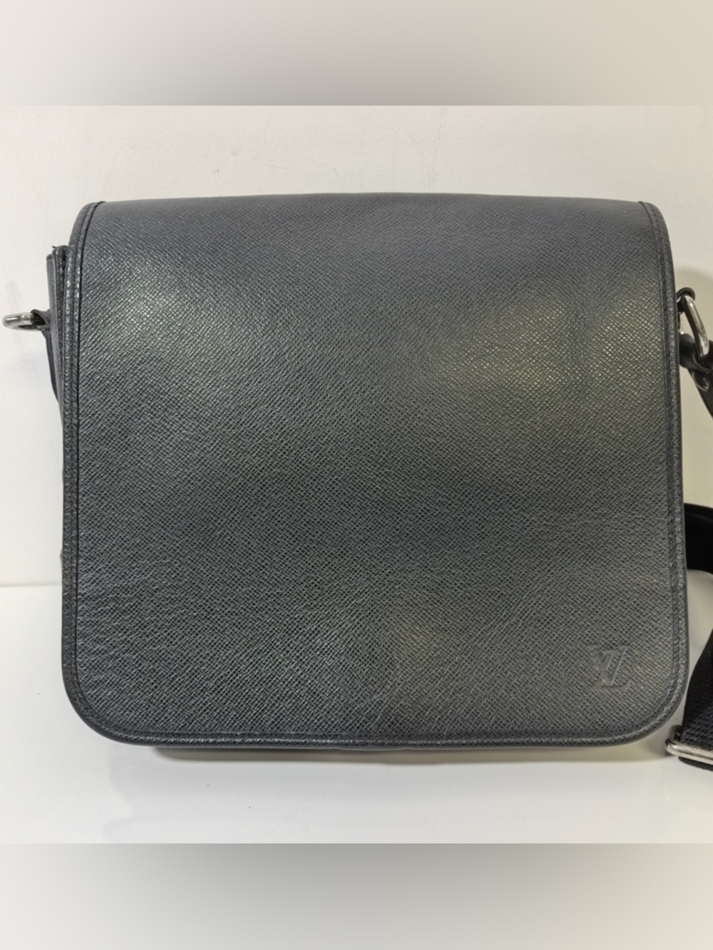 Pre-Owned Louis Vuitton Black Taiga Leather Messenger Bag